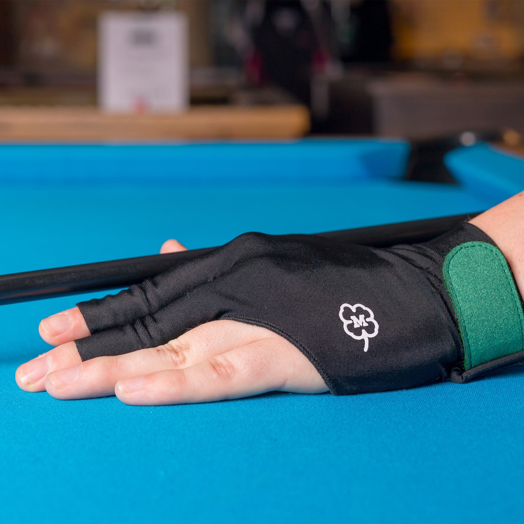 GANT DE BILLARD MCDERMOTT NOIR VERT MAIN GAUCHE