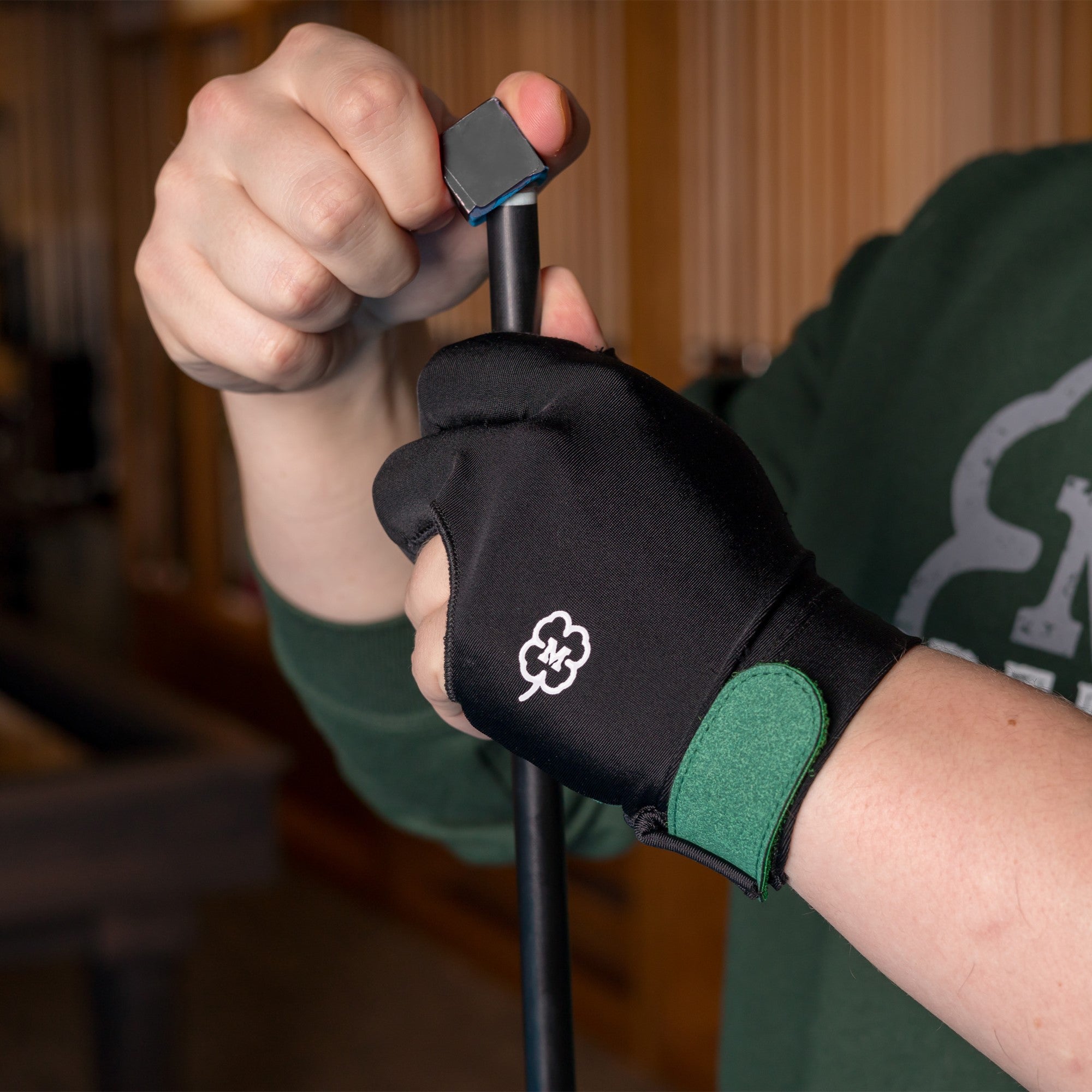 GANT DE BILLARD MCDERMOTT NOIR VERT MAIN GAUCHE